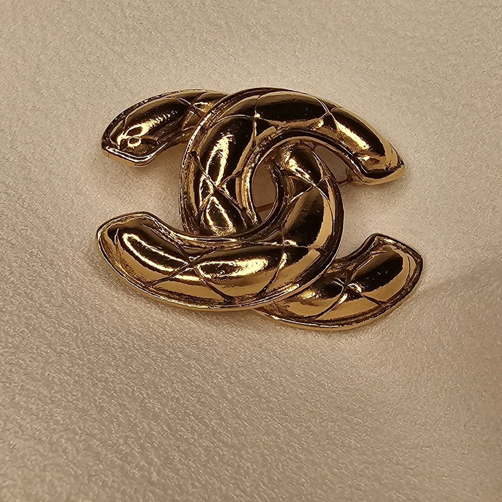 CHANEL Iconic Vintage Brooch - Picture 13 of 13